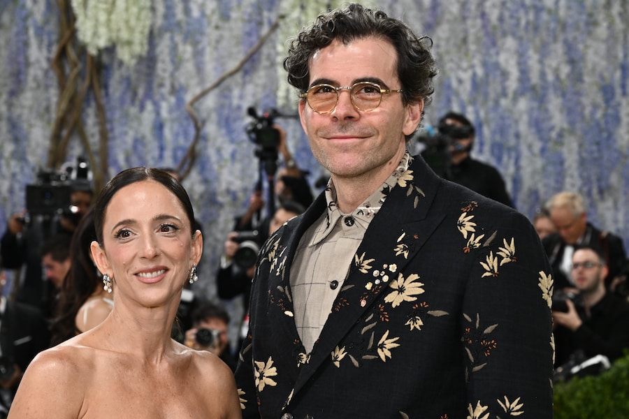 Monica Mosseri, a sinistra, e Adam Mosseri arrivano al gala di beneficenza del Costume Institute del Metropolitan Museum of Art, organizzato per celebrare l'inaugurazione della mostra "Costume Art", lunedì 4 maggio 2026 a New York. (Foto di Evan Agostini/Invision/AP) (APN)