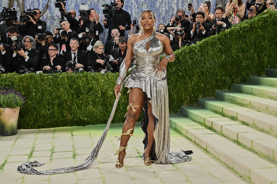 Serena Williams arriva al gala di beneficenza del Costume Institute del Metropolitan Museum of Art, organizzato per celebrare l'inaugurazione della mostra "Costume Art", lunedì 4 maggio 2026 a New York. (Foto di Evan Agostini/Invision/AP) (APN)