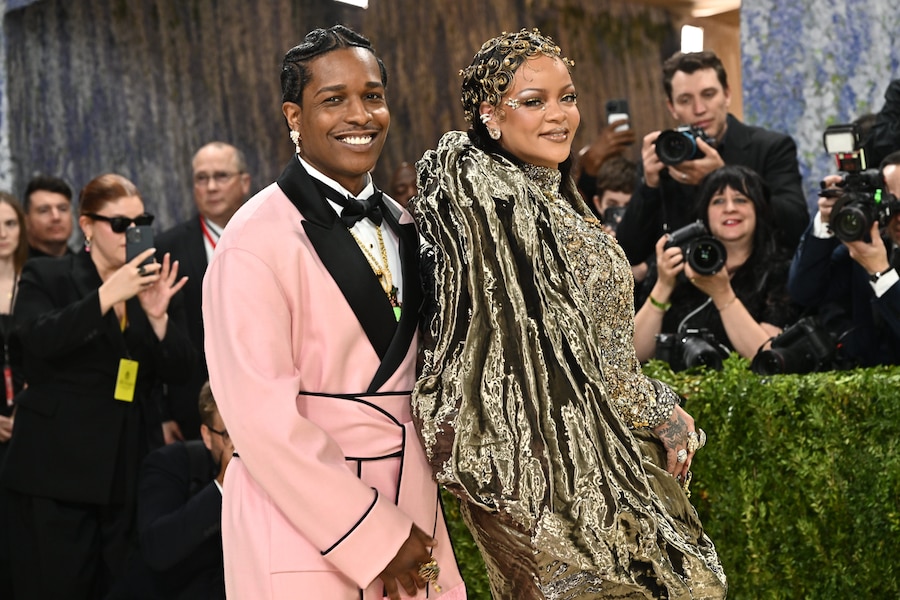 A$AP Rocky, a sinistra, e Rihanna arrivano al gala di beneficenza del Costume Institute del Metropolitan Museum of Art, organizzato per celebrare l'inaugurazione della mostra "Costume Art", lunedì 4 maggio 2026 a New York. (Foto di Evan Agostini/Invision/AP) (APN)