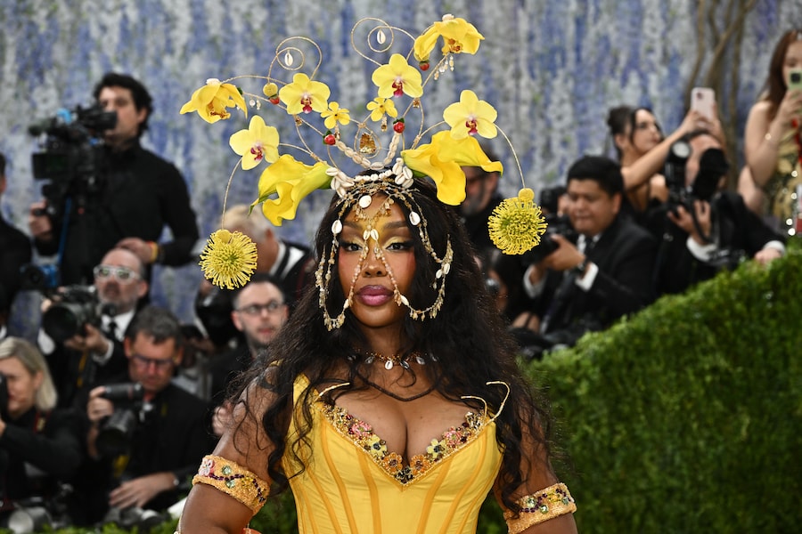 SZA arriva al gala di beneficenza del Costume Institute del Metropolitan Museum of Art, organizzato per celebrare l'inaugurazione della mostra "Costume Art", lunedì 4 maggio 2026 a New York. (Foto di Evan Agostini/Invision/AP) (APN)