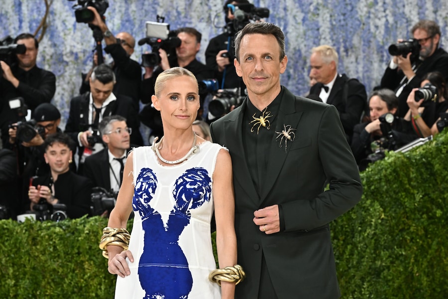 Alexi Ashe, a sinistra, e Seth Meyers arrivano al gala di beneficenza del Costume Institute del Metropolitan Museum of Art, organizzato per celebrare l'inaugurazione della mostra "Costume Art", lunedì 4 maggio 2026 a New York. (Foto di Evan Agostini/Invision/AP) (APN)