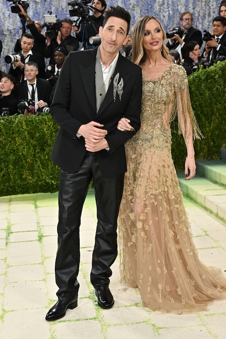 Adrien Brody, a sinistra, e Georgina Chapman arrivano al gala di beneficenza del Costume Institute del Metropolitan Museum of Art, organizzato per celebrare l'inaugurazione della mostra "Costume Art", lunedì 4 maggio 2026 a New York. (Foto di Evan Agostini/Invision/AP) (APN)