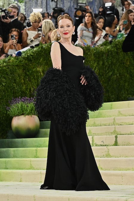 Julianne Moore arriva al gala di beneficenza del Costume Institute del Metropolitan Museum of Art, organizzato per celebrare l'inaugurazione della mostra "Costume Art", lunedì 4 maggio 2026 a New York. (Foto di Evan Agostini/Invision/AP) (APN)