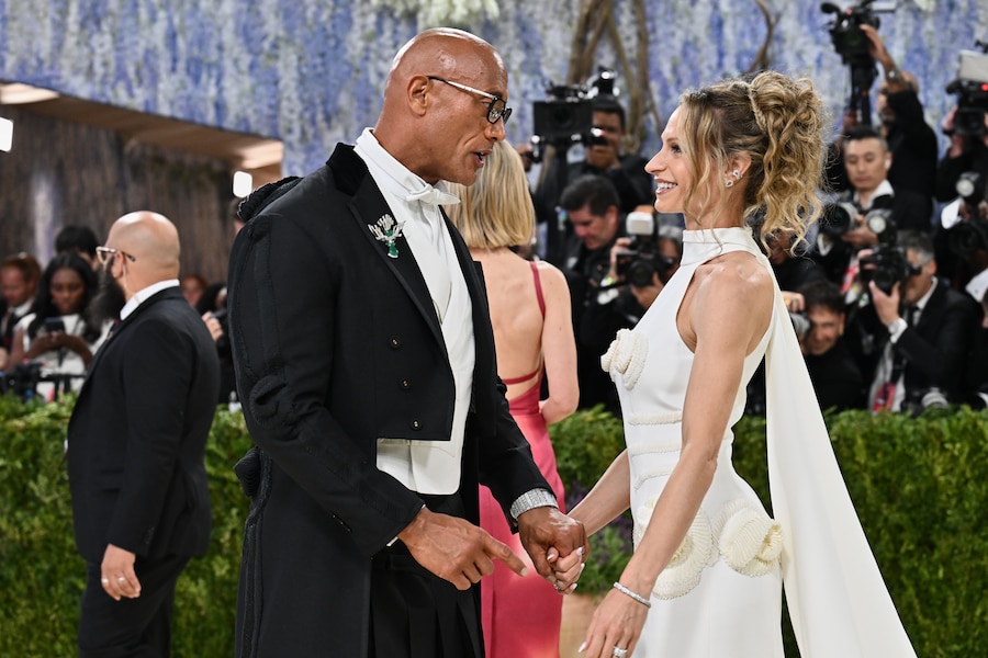 Dwayne Johnson, a sinistra, e Lauren Hashian arrivano al gala di beneficenza del Costume Institute del Metropolitan Museum of Art, organizzato per celebrare l'inaugurazione della mostra "Costume Art", lunedì 4 maggio 2026 a New York. (Foto di Evan Agostini/Invision/AP) (APN)
