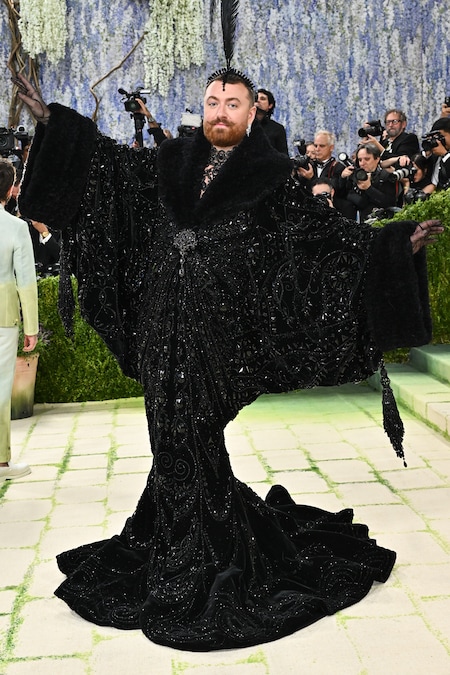 Sam Smith arriva al gala di beneficenza del Costume Institute del Metropolitan Museum of Art, organizzato per celebrare l'inaugurazione della mostra "Costume Art", lunedì 4 maggio 2026 a New York. (Foto di Evan Agostini/Invision/AP) (APN)