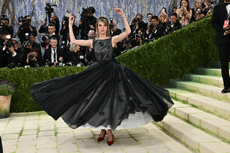 Maya Hawke arriva al gala di beneficenza del Costume Institute del Metropolitan Museum of Art, organizzato per celebrare l'inaugurazione della mostra "Costume Art", lunedì 4 maggio 2026 a New York. (Foto di Evan Agostini/Invision/AP) (APN)