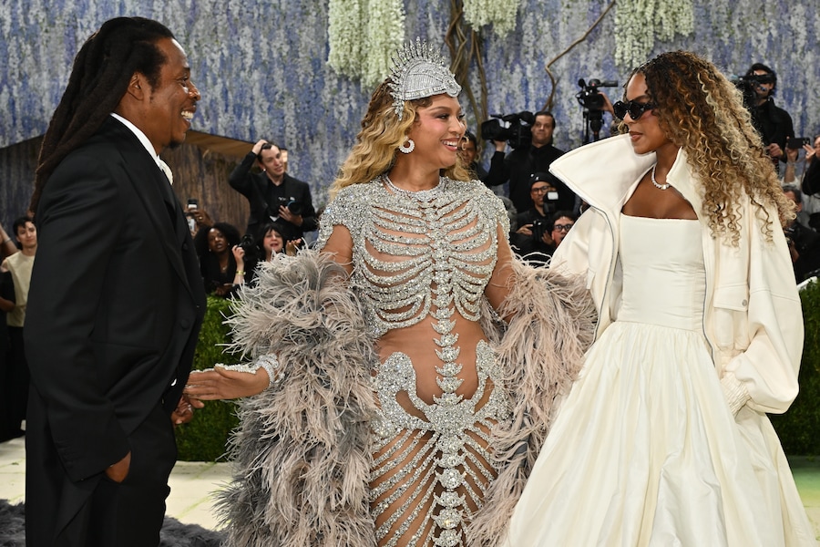 Jay-Z, da sinistra, Beyoncé e Blue Ivy Carter arrivano al gala di beneficenza del Costume Institute del Metropolitan Museum of Art, organizzato per celebrare l'inaugurazione della mostra "Costume Art", lunedì 4 maggio 2026 a New York. (Foto di Evan Agostini/Invision/AP) (APN)