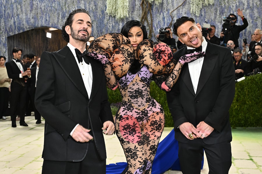 Marc Jacobs, da sinistra, Cardi B e Char Defrancesco arrivano al gala di beneficenza del Costume Institute del Metropolitan Museum of Art, organizzato per celebrare l'inaugurazione della mostra "Costume Art", lunedì 4 maggio 2026 a New York. (Foto di Evan Agostini/Invision/AP) (APN)