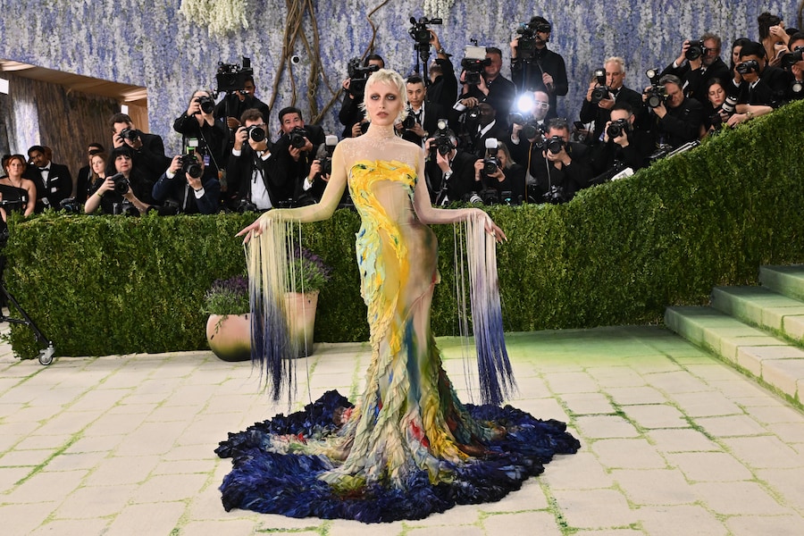 Emma Chamberlain arriva al gala di beneficenza del Costume Institute del Metropolitan Museum of Art, organizzato per celebrare l'inaugurazione della mostra "Costume Art", lunedì 4 maggio 2026 a New York. (Foto di Evan Agostini/Invision/AP) (APN)