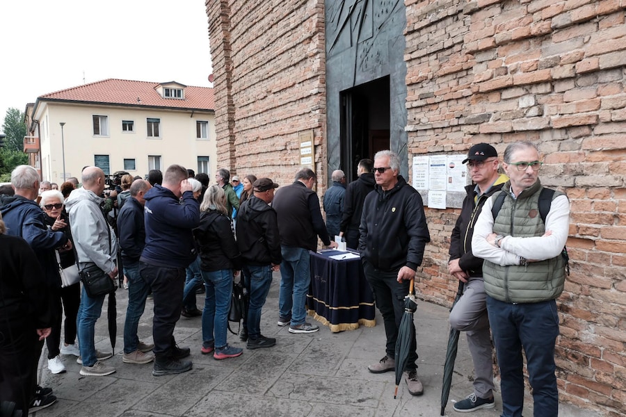 Persone in fila per entrare nella Basilica di Santa Giustina, in Prato della Valle, per i funerali di Alex Zanardi, 5 maggio 2026. ANSA/NICOLA FOSSELLA (ANSA)