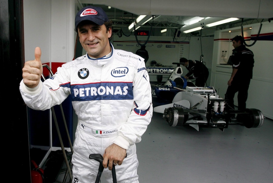 Il pilota italiano Alex Zanardi, che nel 2001 ha perso entrambe le gambe durante una gara di Champ Car e attualmente corre nel WTCC per la BMW, fa il segno di approvazione dopo la sua gara di prova al volante di una vettura di Formula 1 BMW-Sauber appositamente progettata, sul Circuito Ricardo Tormo, a Cheste, Valencia, sabato 25 novembre 2006. Nei prossimi tre giorni Zanardi, 40 anni, sarà al volante di una vettura di Formula Uno dotata di un freno speciale sul lato destro dell'auto e di un acceleratore sul volante. EPA/Kai Försterling ANSA-CD (ANSA)