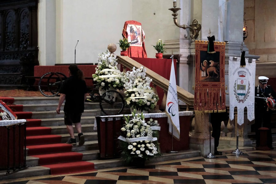 L'interno della Basilica di Santa Giustina, in Prato della Valle, dove si svolgono i funerali di Alex Zanardi, 5 maggio 2026. ANSA/NICOLA FOSSELLA (ANSA)