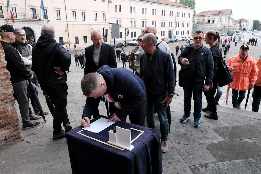Persone in fila per entrare nella Basilica di Santa Giustina, in Prato della Valle, per i funerali di Alex Zanardi, 5 maggio 2026. ANSA/NICOLA FOSSELLA (ANSA)