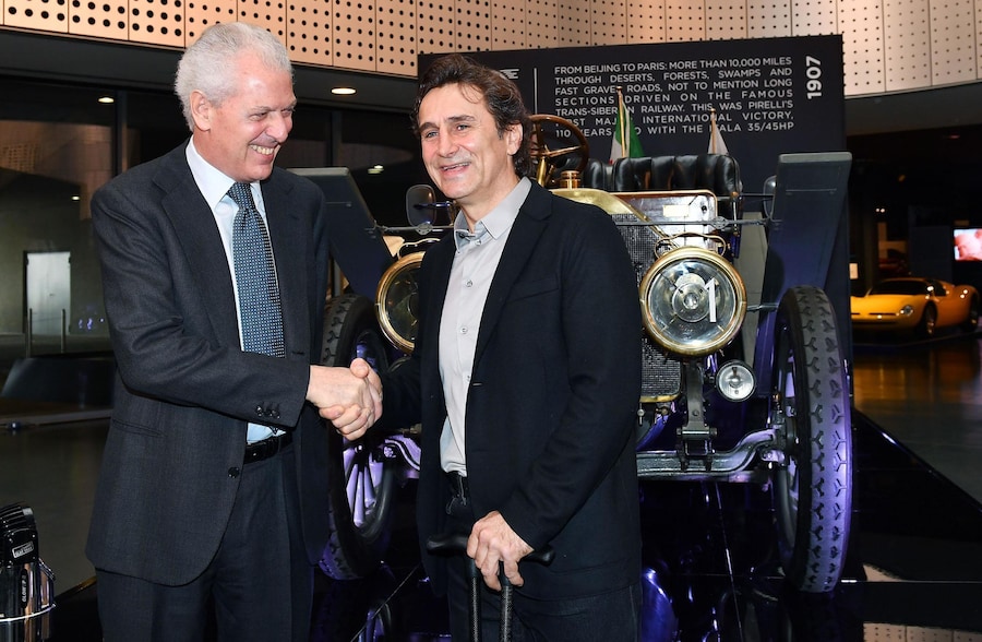 Alex Zanardi (D) con Marco Tronchetti Provera A.D. Pirelli durante la cerimonia in occasione dei 110 anni di Pirelli Motorsport Prestige presso il Museo dell'automobile di Torino, 14 Febbraio 2017 ANSA/ALESSANDRO DI MARCO (ANSA)