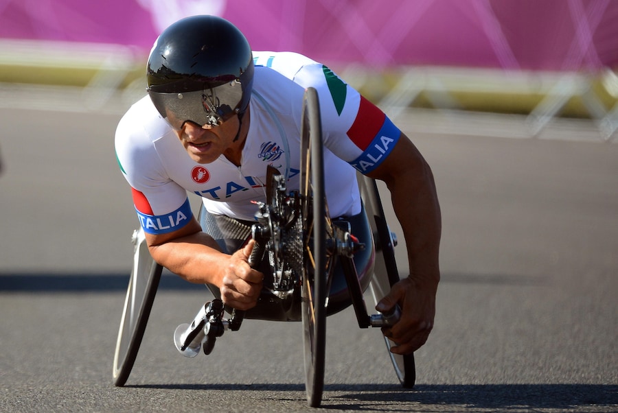 L'italiano Alex Zanardi è in procinto di conquistare la medaglia d'oro nella prova a cronometro individuale maschile H4 durante i Giochi Paralimpici di Londra 2012 a Brands Hatch, nel Kent (Regno Unito), il 5 settembre 2012 (ripubblicato il 2 maggio 2026). Alex Zanardi, ex pilota di Formula Uno che ha perso entrambe le gambe in un incidente di gara nel 2001 e che è poi diventato un paraciclista di successo, è morto all'età di 59 anni, come annunciato dalla sua famiglia il 2 maggio 2026. EPA/FACUNDO ARRIZABALAGA (ANSA)