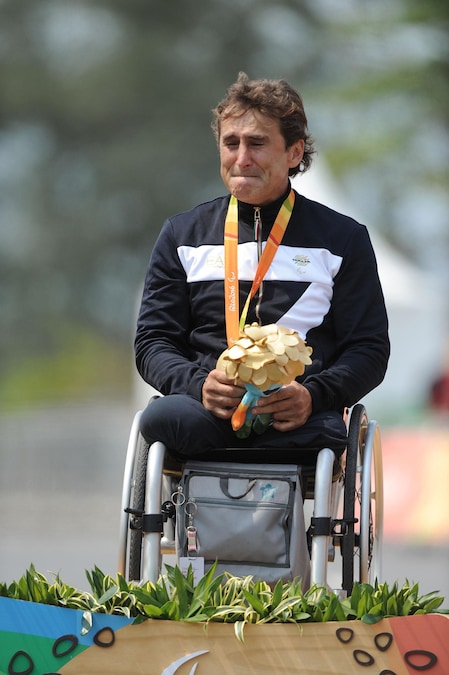 Alex Zanardi ha conquistato la medaglia d'oro alle Paralimpiadi di Rio de Janeiro nella cronometro H5 bissando il titolo di Londra 2012, 14 settembre 2016. ANSA/ REDAZIONE@ABILITYCHANNEL.TV/ MICHELANGELO GRATTON +++EDITORIAL USE ONLY - NO SALES+++ (ANSA)