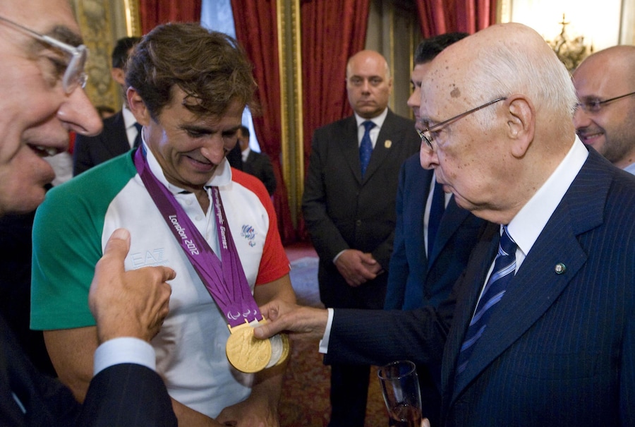 Il Presidente della Repubblica Giorgio Napolitano con Alex Zanardi, vincitore di tre medaglie ai Giochi Paralimpici di Londra 2012, durante l'incontro con i medagliati azzurri di Olimpiadi e Paralimpiadi di Londra al Quirinale, 19 settembre 2012. Italian president Giorgio Napolitano with Alex Zanardi, who won three medals at the Paralympic Games in London in 2012, during the meeting with Italian athletes of the Olympic and Paralympic Games in London 2012, al the Quirinale, Rome, 19 September 2012. ANSA/UFFICIO STAMPA QUIRINALE +++NO SALES - EDITORIAL USE ONLY +++ (ANSA)