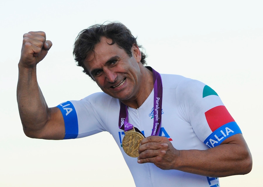 L'italiano Alessandro Zanardi festeggia con la medaglia d'oro dopo aver vinto la finale della gara su strada individuale maschile H4 a Brands Hatch durante i Giochi Paralimpici di Londra 2012 a Londra, Gran Bretagna, il 7 settembre 2012 (ripubblicato il 2 maggio 2026). Alex Zanardi, ex pilota di Formula Uno che ha perso entrambe le gambe in un incidente di gara nel 2001 e che è poi diventato un paraciclista di successo, è morto all'età di 59 anni, come annunciato dalla sua famiglia il 2 maggio 2026. EPA/FACUNDO ARRIZABALAGA *** Didascalia locale *** 50508425 (ANSA)
