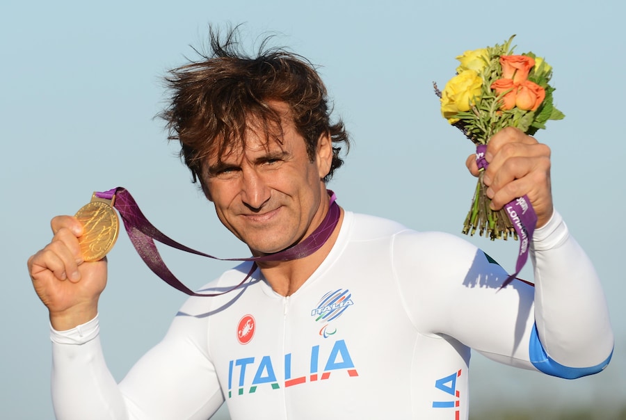 L'italiano Alex Zanardi con la sua medaglia d'oro dopo aver vinto la prova a cronometro individuale maschile H4 durante i Giochi Paralimpici di Londra 2012 a Brands Hatch, nel Kent (Regno Unito), il 5 settembre 2012 (ripubblicato il 2 maggio 2026). Alex Zanardi, ex pilota di Formula Uno che ha perso entrambe le gambe in un incidente di gara nel 2001 e che è poi diventato un paraciclista di successo, è morto all'età di 59 anni, come annunciato dalla sua famiglia il 2 maggio 2026. EPA/FACUNDO ARRIZABALAGA (ANSA)