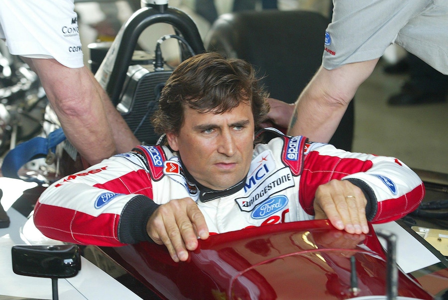Il pilota italiano Alex Zanardi guida la sua auto da corsa della Champ Car Series sul circuito del Lausitzring a Klettwitz, nella Germania orientale, l'11 maggio 2003. Nel settembre 2001, Zanardi perse entrambe le gambe in un grave incidente durante la gara d'esordio in Germania della Champ Car World Series proprio qui al Lausitzring. Zanardi ha dovuto subire l'amputazione di entrambe le gambe. Al momento dell'incidente, nel 2001, Zanardi era in testa alla gara, con 13 giri ancora da percorrere. Zanardi ha percorso questi 13 giri oggi in un gesto simbolico prima della gara ufficiale della Champ Car World Series. ANSA / MIGUEL VILLAGRAN -CD (ANSA)