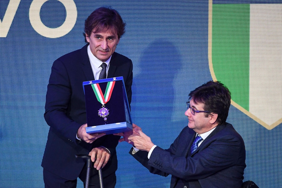Alex Zanardi (s) con il presidente del Comitato Italiano Paralimpico Luca Pancalli, durante la cerimonia annuale dei Collari d'Oro al merito sportivo, Foro Italico, Roma, 19 dicembre 2017.ANSA/ALESSANDRO DI MEO (ANSA)
