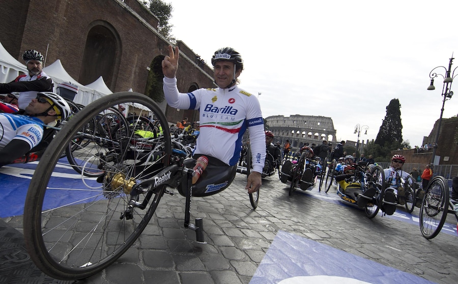 Alex Zanardi alla partenza della 19° Maratona di Roma 17 marzo 2013 ANSA/MASSIMO PERCOSSI (ANSA)