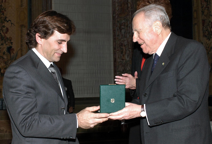 In una foto del 23 gennaio 2004 l'allora presidente della Repubblica Carlo Azeglio Ciampi consegna l'onorificenza di Cavaliere dell'Ordine al Merito della Repubblica ad Alex Zanardi. ANSA / ENRICO OLIVERIO - UFFICIO STAMPA QUIRINALE (ANSA)