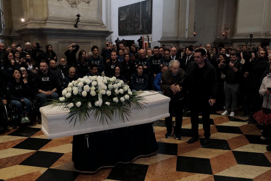 Il feretro di Alex Zanardi all'interno della Basilica di Santa Giustina, in Prato della Valle, dove si svolgono i funerali dell'ex pilota, 5 maggio 2026. ANSA/NICOLA FOSSELLA (ANSA)