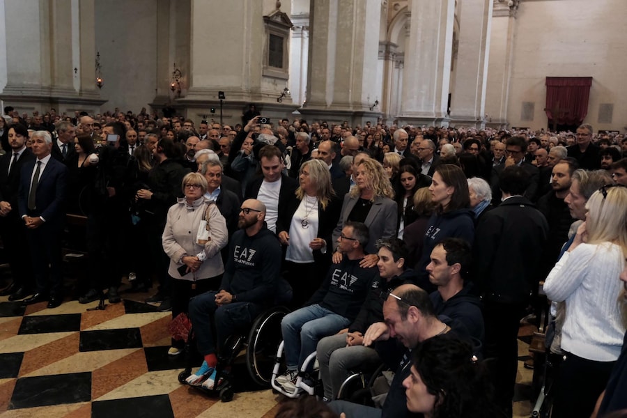 La moglie di Alex Zanardi, Daniela, e la sorella Cristina, nella Basilica di Santa Giustina, in Prato della Valle, per i funerali di Alex Zanardi, 5 maggio 2026. ANSA/NICOLA FOSSELLA (ANSA)