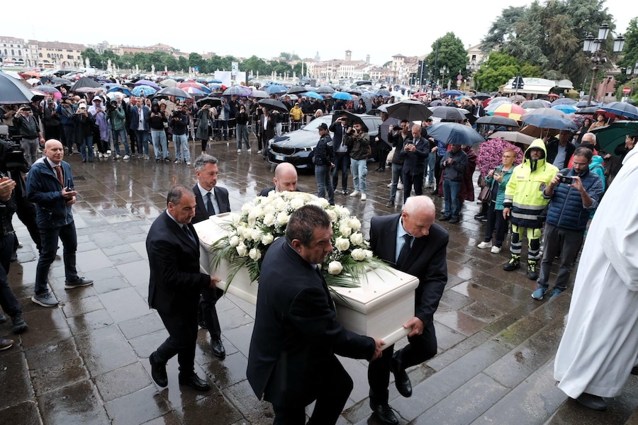 Il feretro di Alex Zanardi entra nella Basilica di Santa Giustina, in Prato della Valle, per i funerali dell'ex pilota, 5 maggio 2026. ANSA/NICOLA FOSSELLA (ANSA)
