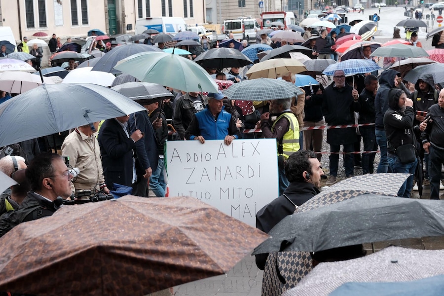 Migliaia di personeall'esterno della Basilica di Santa Giustina, in Prato della Valle, per i funerali di Alex Zanardi, 5 maggio 2026. ANSA/NICOLA FOSSELLA (ANSA)