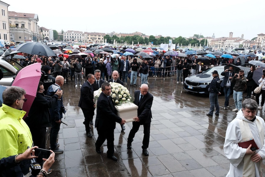 Il feretro di Alex Zanardi entra nella Basilica di Santa Giustina, in Prato della Valle, per i funerali dell'ex pilota, 5 maggio 2026. ANSA/NICOLA FOSSELLA (ANSA)