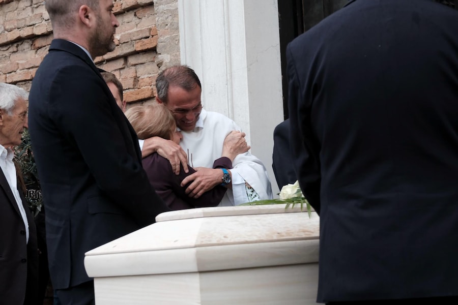 La mamma di Alex Zanardi, la signora Anna, abbraccia il prete all'ingresso della Basilica di Santa Giustina, in Prato della Valle, per i funerali del figlio, 5 maggio 2026. ANSA/NICOLA FOSSELLA (ANSA)