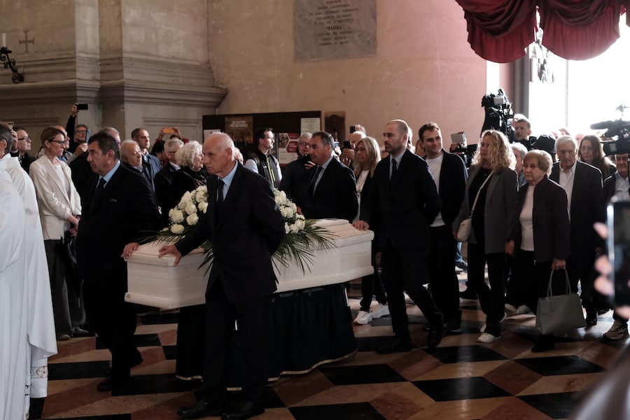 L'arrivo del feretro di Alex Zanardi all'interno della Basilica di Santa Giustina, in Prato della Valle, dove si svolgono i funerali dell'ex pilota, 5 maggio 2026. ANSA/NICOLA FOSSELLA (ANSA)