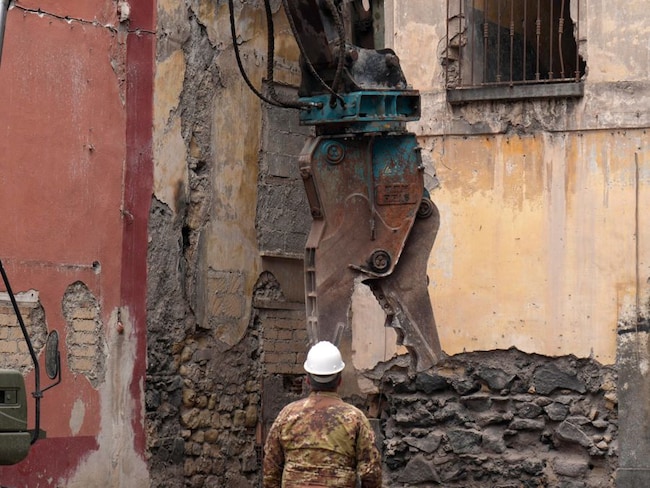 Napoli, via alla demolizione di Palazzo Fienga, roccaforte del clan Gionta