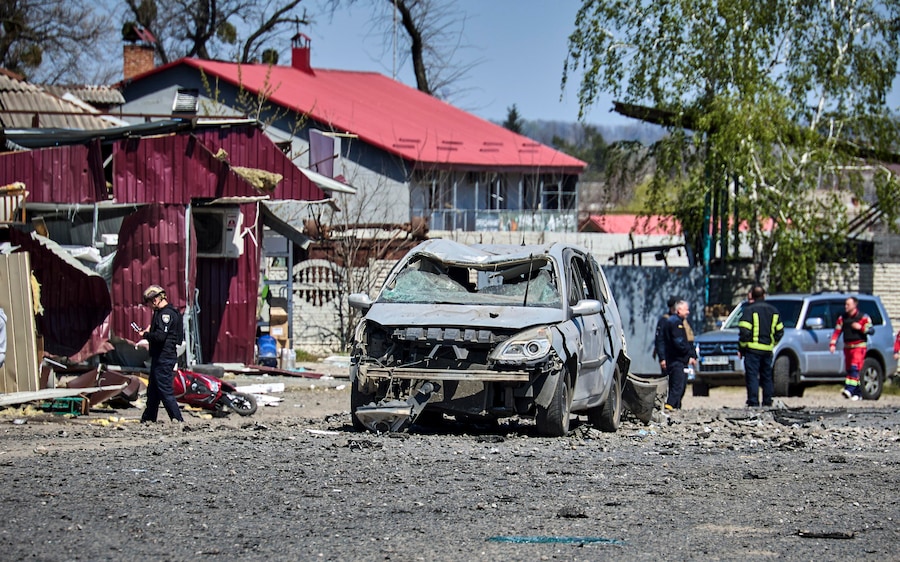 Il luogo colpito da un attacco russo nel centro di Merefa, nella regione di Kharkiv, in Ucraina, il 4 maggio 2026, nel corso dell'invasione russa in corso. Secondo il capo dell'Amministrazione statale regionale di Kharkiv, Oleh Synehubov, almeno sei persone sono morte e altre 31 sono rimaste ferite in seguito all'attacco sferrato dalla Russia contro una zona residenziale della città di Merefa. (EPA)