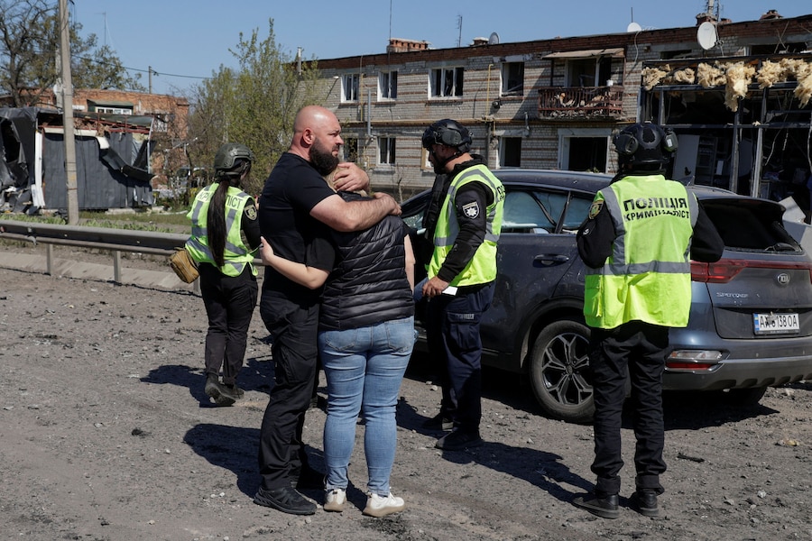 Un'auto con all'interno una vittima rimasta ucciso da un attacco missilistico russo nella città di Merefa, nella regione di Kharkiv, Ucraina, il 4 maggio 2026. (REUTERS)