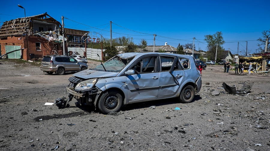 Almeno sei persone sono morte e altre 31 sono rimaste ferite quando la Russia ha attaccato una zona residenziale della città di Merefa. (EPA)