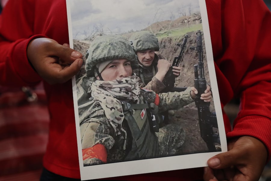 Una persona tiene in mano una fotografia di alcuni parenti che sarebbero stati reclutati dalla Russia per la guerra in Ucraina, chiedendo informazioni sulla loro sorte, all'aeroporto Jorge Chavez. Perù. (EPA)