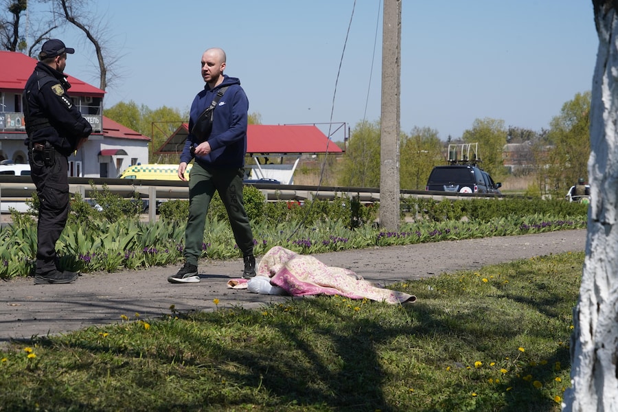 Una vittima dell’attacco missilistico russo a Merefa, nella regione di Kharkiv, in Ucraina, lunedì 4 maggio 2026. (APN)