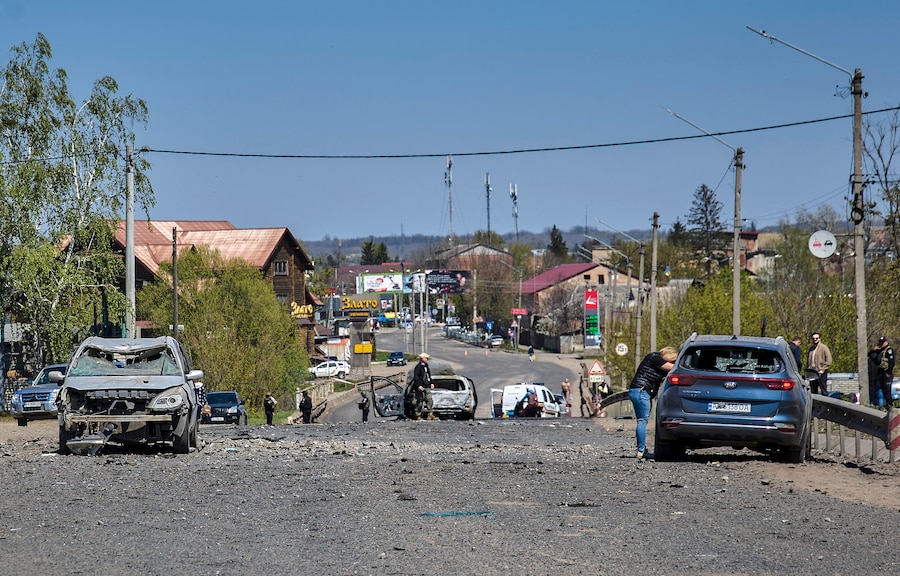 Secondo il capo dell'Amministrazione statale regionale di Kharkiv, Oleh Synehubov, almeno sei persone sono morte e altre 31 sono rimaste ferite quando la Russia ha attaccato una zona residenziale della città di Merefa. (EPA)