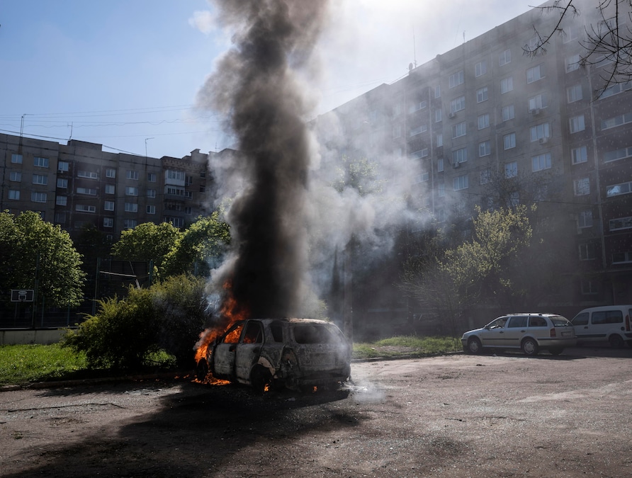 Un'auto civile parcheggiata in fiamme dopo che un drone FPV russo a fibra ottica ha colpito la zona residenziale di Kramatorsk, nella regione di Donetsk, in Ucraina. (EPA)