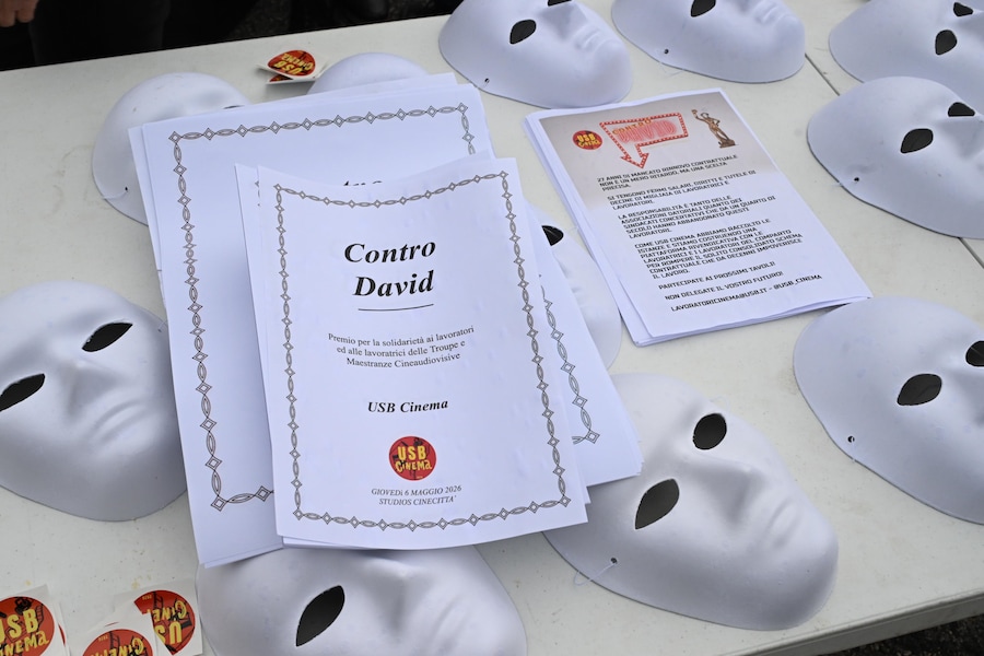 Un momento della protesta dei lavoratori del cinema, davanti l'ingresso di Cinecittà, in concomitanza con la 71esima edizione dei premi David di Donatello a Roma, 6 maggio 2026. (ANSA/Maurizio Brambatti)