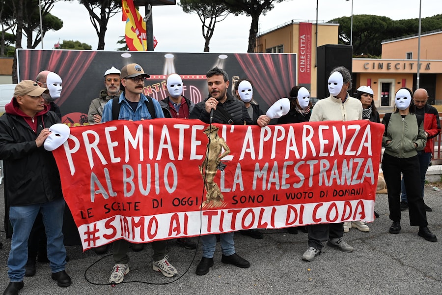 Dario Indelicato, al centro, montatore e tecnico di Imaging digitale, durante la protesta dei lavoratori del cinema, davanti l'ingresso di Cinecittà, in concomitanza con la 71esima edizione dei premi David di Donatello a Roma, 6 maggio 2026. (ANSA/Maurizio Brambatti)