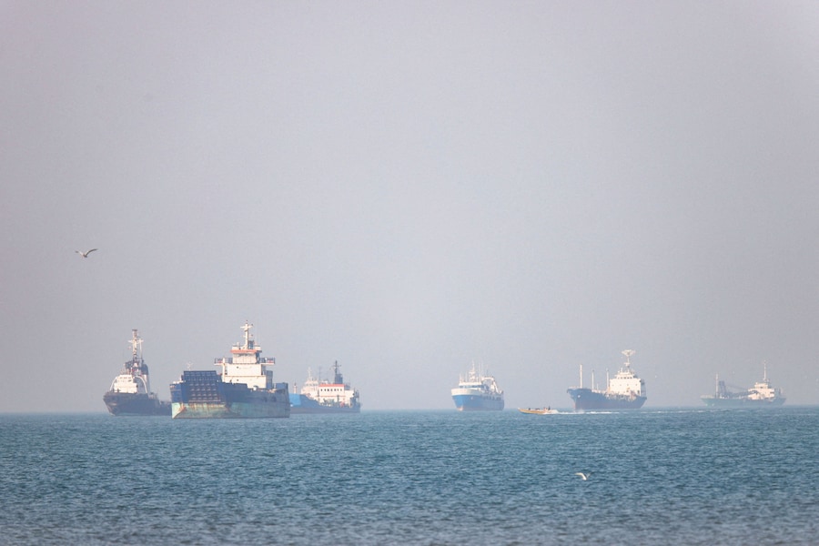 Imbarcazioni nello Stretto di Hormuz nei pressi di Bandar Abbas, in Iran. (via REUTERS)