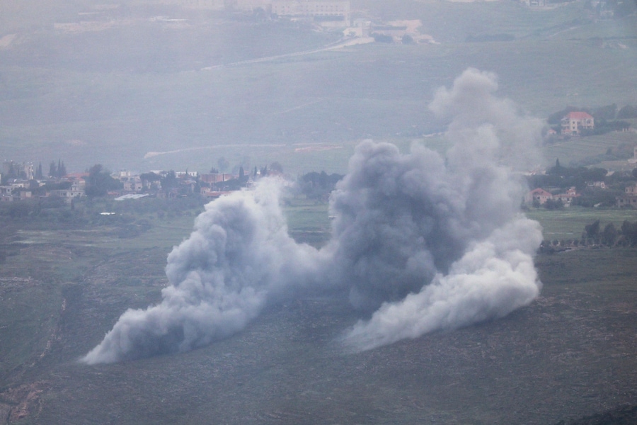 Il fumo si alza dal Libano meridionale, visto dal lato israeliano del confine tra Israele e Libano. (REUTERS)