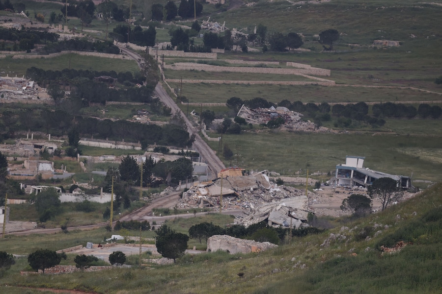 Edifici in rovina nel Libano meridionale, visti dal lato israeliano del confine tra Israele e Libano. (REUTERS)