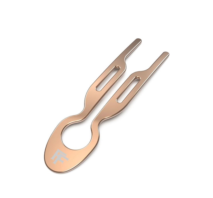 Forcina per capelli in metallo sagomato, modello Milano, FIONA FRANCHIMON (34 €, set di tre su Luisaviaroma.com).