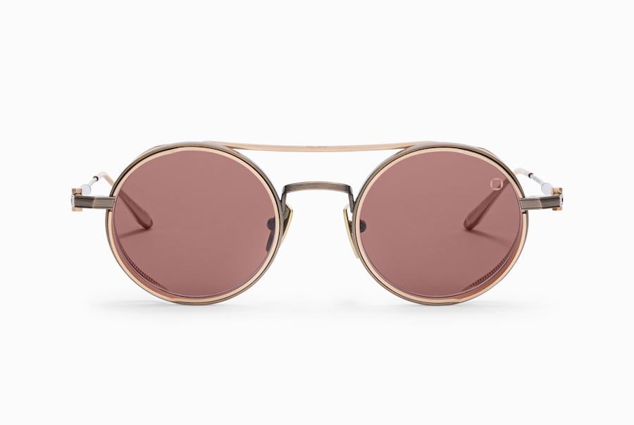 Occhiali da sole in titanio giapponese e lenti Mars, con scudi laterali e aste con sistema a vite custom, AKONI (1.030 €).