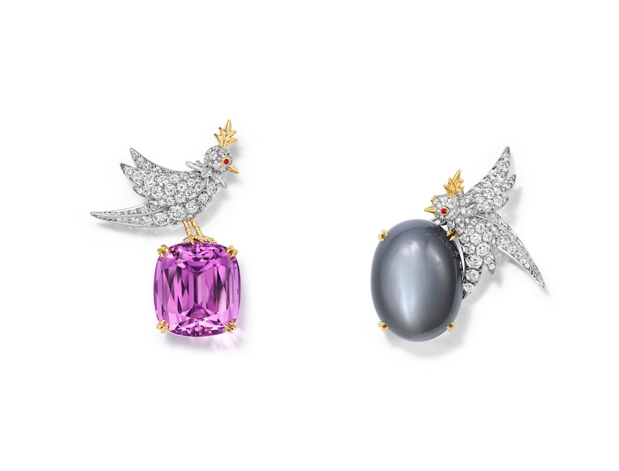Spille in platino e oro giallo, rubini e diamanti: a sinistra con kunzite taglio cuscino (37,72 ct), a destra con pietra di luna cabochon ovale (43,77 ct), TIFFANY & CO. (157.000 € l’una).